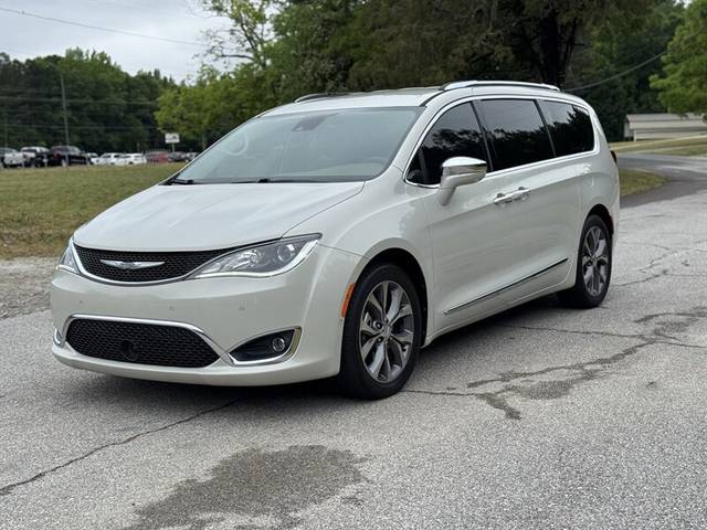 2017 Chrysler Pacifica Minivan Limited FWD photo