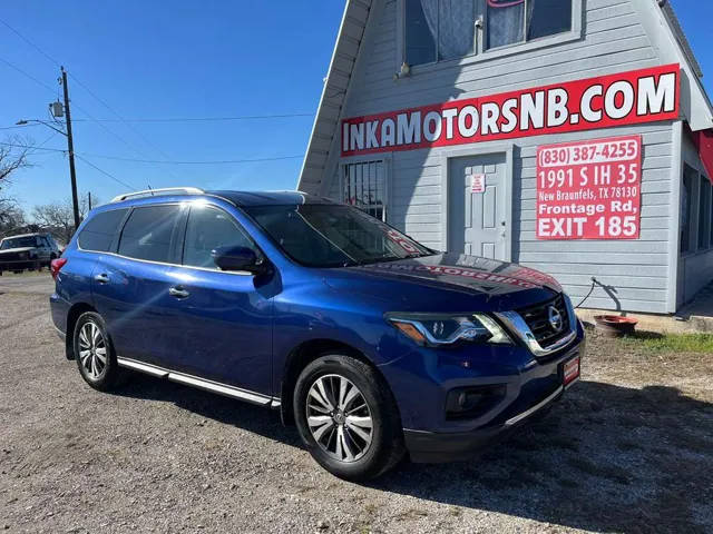 2017 Nissan Pathfinder SL FWD photo