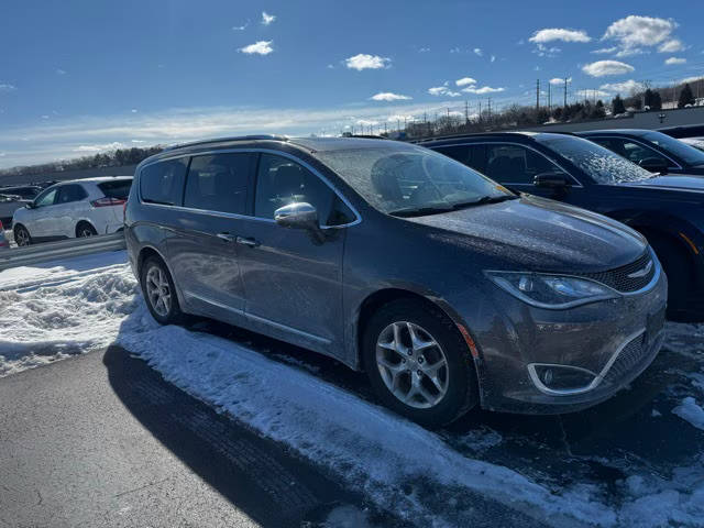 2017 Chrysler Pacifica Minivan Limited FWD photo