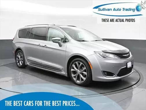 2017 Chrysler Pacifica Minivan Limited FWD photo