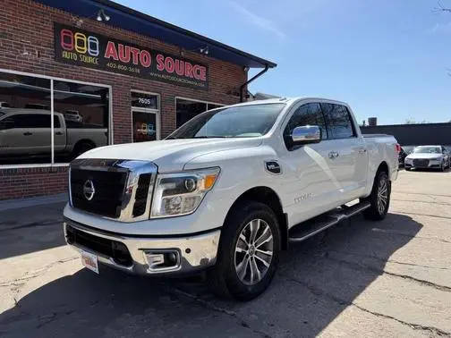 2017 Nissan Titan SL 4WD photo