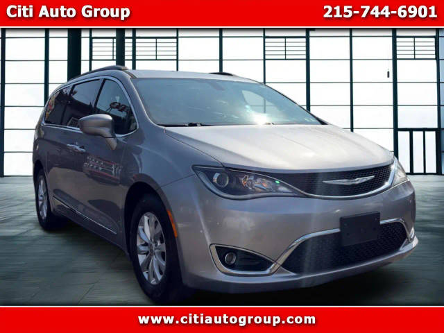 2017 Chrysler Pacifica Minivan Touring-L FWD photo