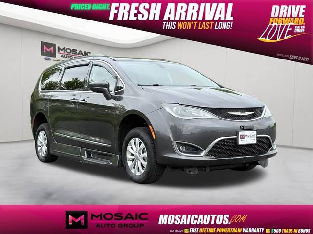 2017 Chrysler Pacifica Minivan Touring-L FWD photo
