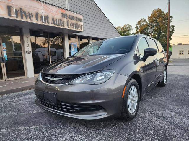 2017 Chrysler Pacifica Minivan LX FWD photo