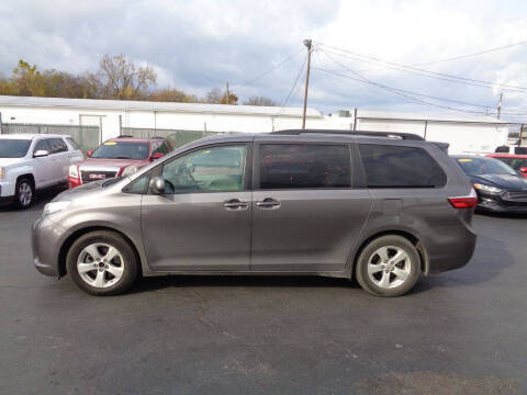 2017 Toyota Sienna LE FWD photo