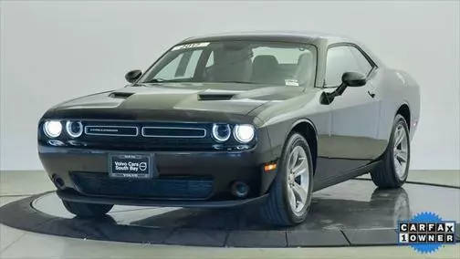 2017 Dodge Challenger SXT RWD photo