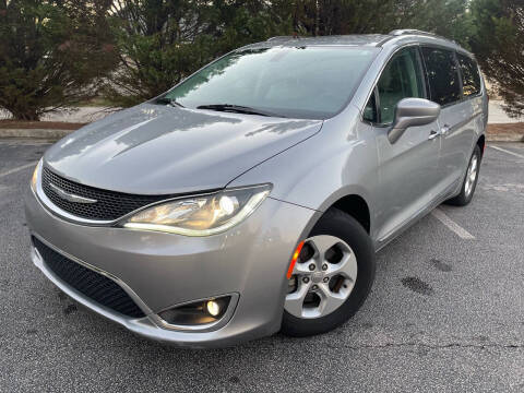 2017 Chrysler Pacifica Minivan Touring-L Plus FWD photo