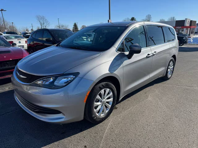 2017 Chrysler Pacifica Minivan Touring FWD photo