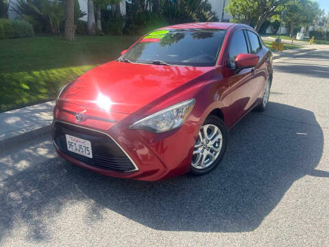 2017 Toyota Yaris FWD photo