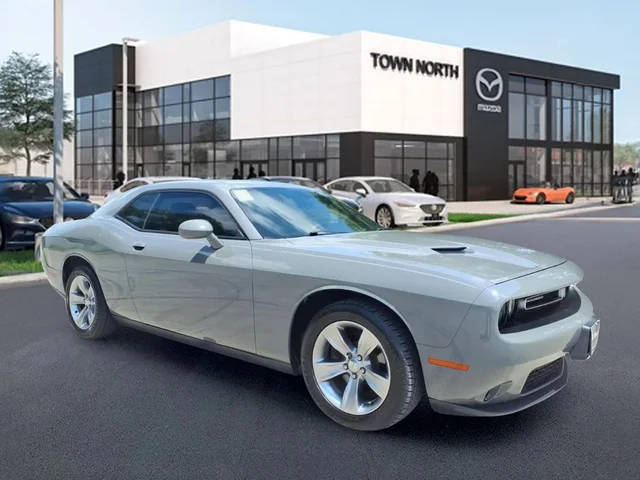 2017 Dodge Challenger SXT RWD photo