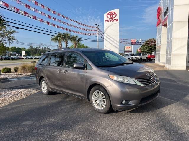 2016 Toyota Sienna XLE FWD photo