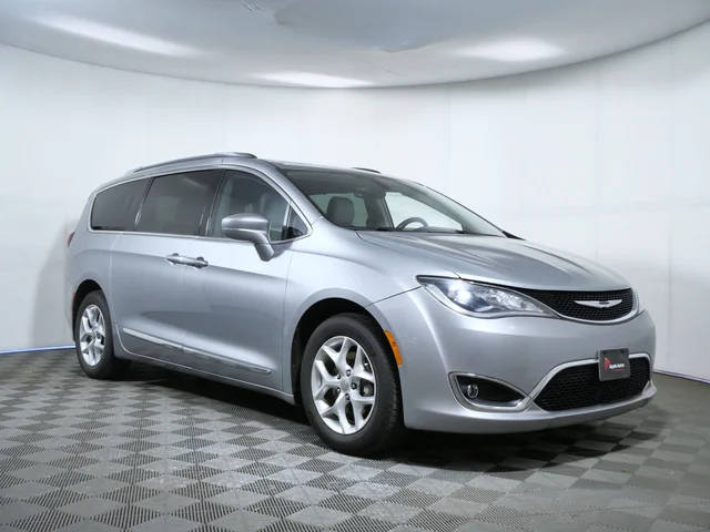 2017 Chrysler Pacifica Minivan Touring-L Plus FWD photo