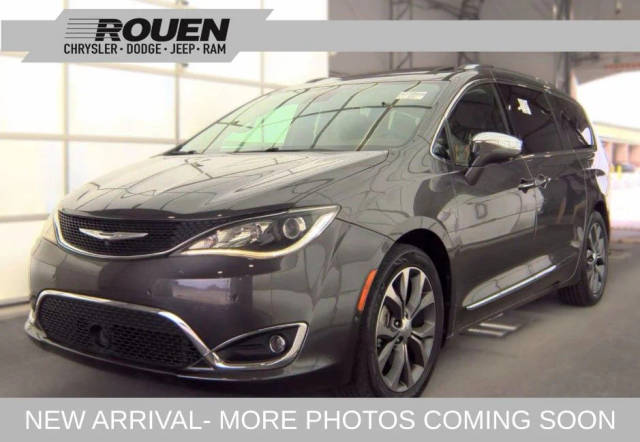 2017 Chrysler Pacifica Minivan Limited FWD photo