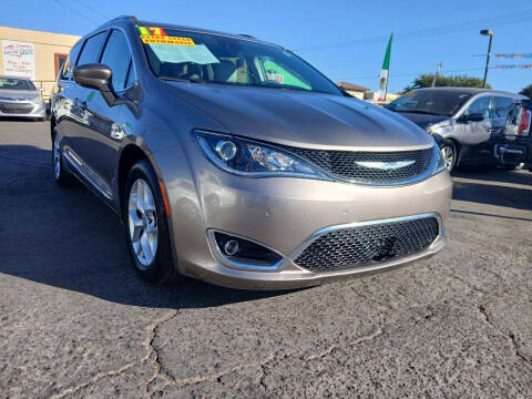 2017 Chrysler Pacifica Minivan Touring-L Plus FWD photo