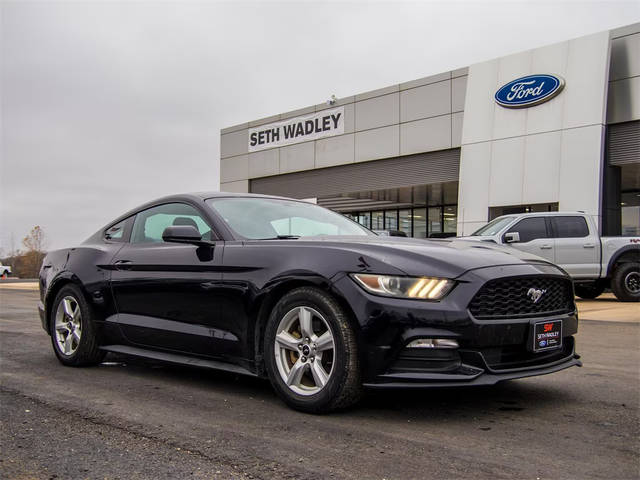 2017 Ford Mustang V6 RWD photo