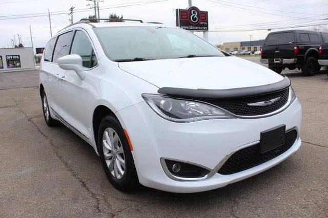 2017 Chrysler Pacifica Minivan Touring-L FWD photo