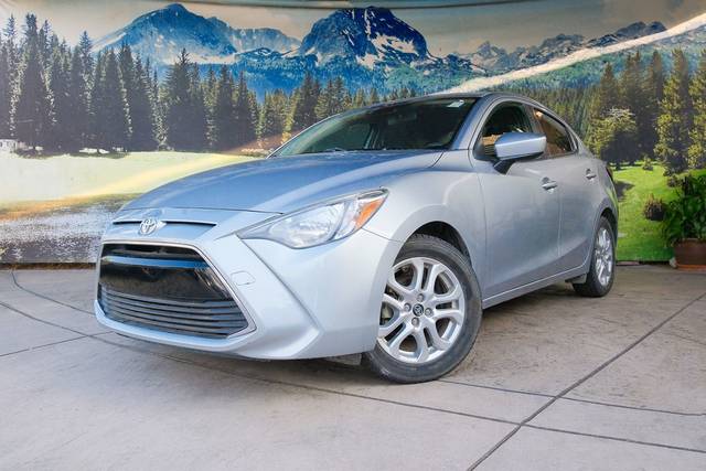 2017 Toyota Yaris FWD photo