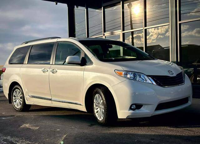 2017 Toyota Sienna XLE FWD photo