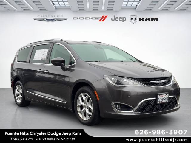 2017 Chrysler Pacifica Minivan Touring-L Plus FWD photo