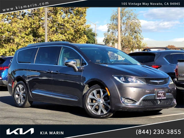 2017 Chrysler Pacifica Minivan Limited FWD photo