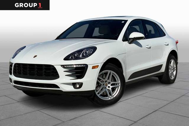 2017 Porsche Macan  AWD photo