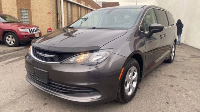 2017 Chrysler Pacifica Minivan LX FWD photo