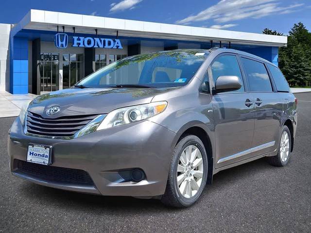 2017 Toyota Sienna LE AWD photo