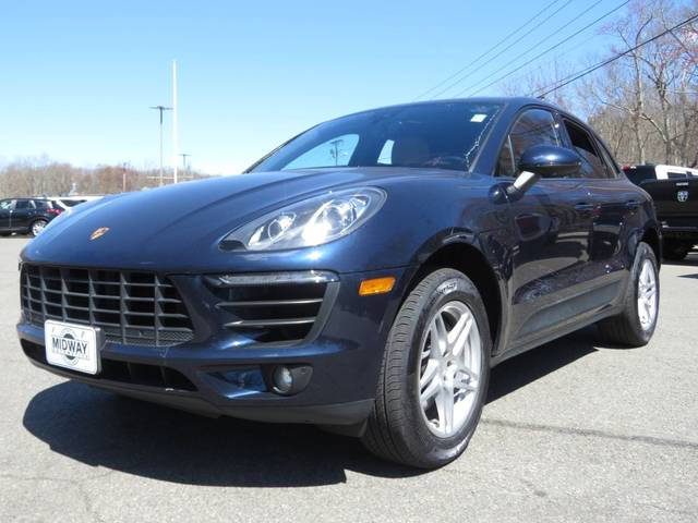 2017 Porsche Macan  AWD photo