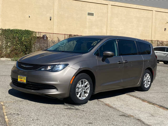 2017 Chrysler Pacifica Minivan Touring FWD photo