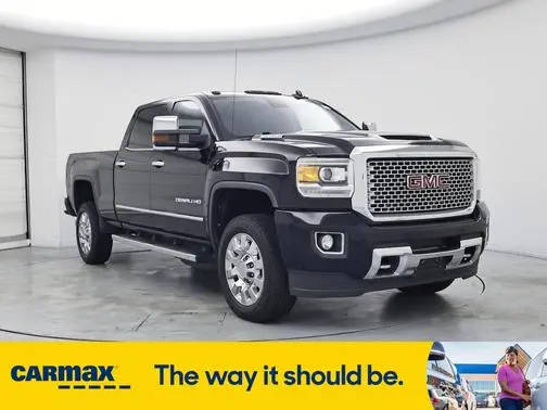 2017 GMC Sierra 2500HD Denali 4WD photo