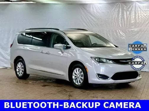 2017 Chrysler Pacifica Minivan Touring-L FWD photo