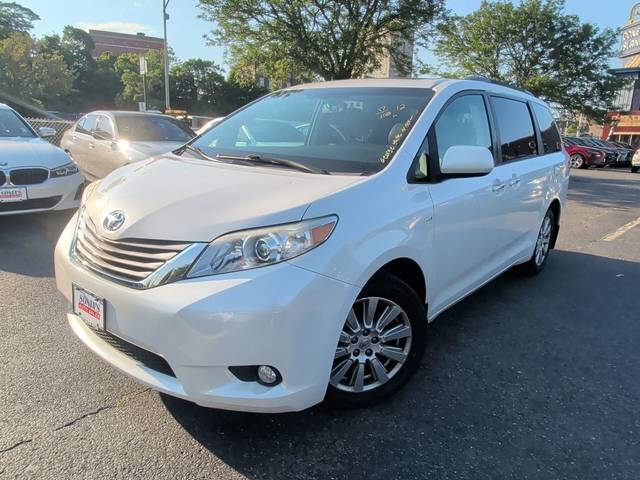 2017 Toyota Sienna XLE Premium AWD photo