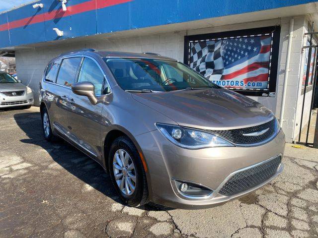 2017 Chrysler Pacifica Minivan Touring-L FWD photo