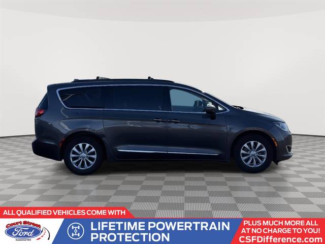 2017 Chrysler Pacifica Minivan Touring-L FWD photo