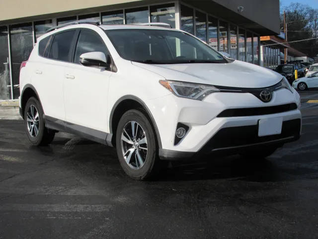 2017 Toyota RAV4 XLE AWD photo