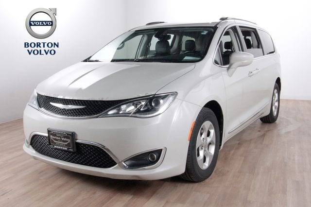 2017 Chrysler Pacifica Minivan Touring-L Plus FWD photo