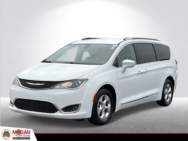 2017 Chrysler Pacifica Minivan Touring-L Plus FWD photo