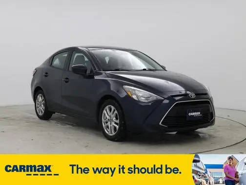 2017 Toyota Yaris  FWD photo