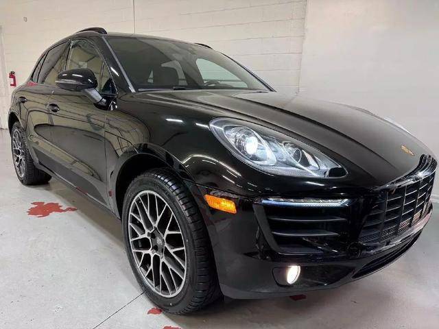 2017 Porsche Macan  AWD photo