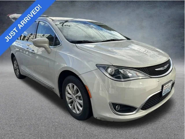 2017 Chrysler Pacifica Minivan Touring-L FWD photo