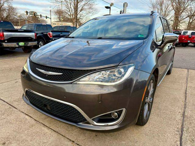 2017 Chrysler Pacifica Minivan Limited FWD photo