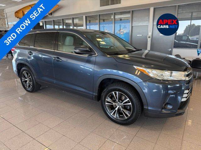 2017 Toyota Highlander LE FWD photo