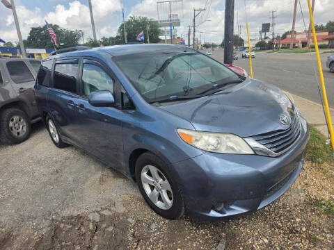 2017 Toyota Sienna LE FWD photo