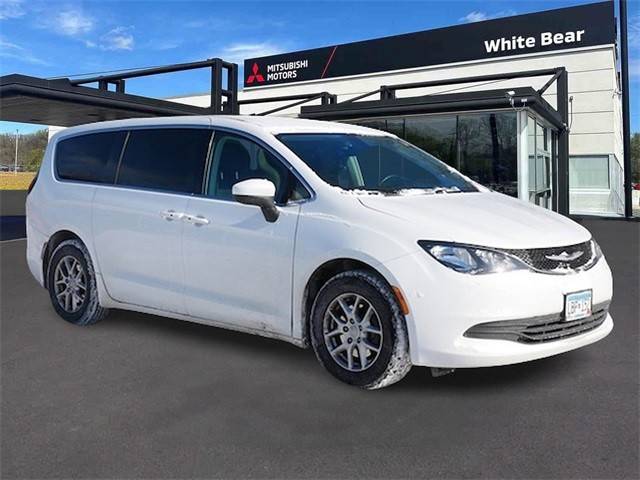 2017 Chrysler Pacifica Minivan Touring FWD photo