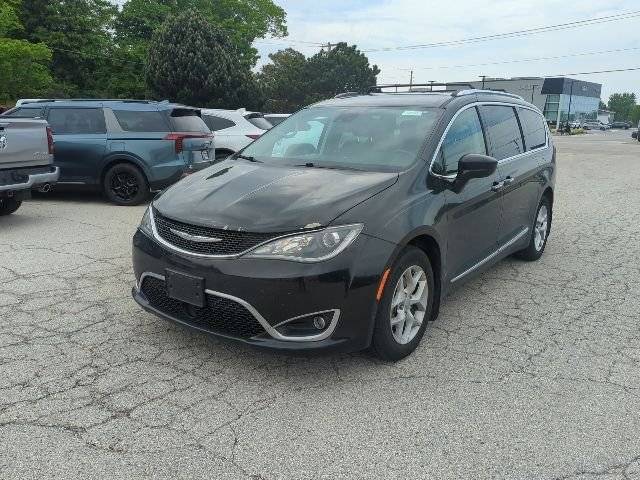 2017 Chrysler Pacifica Minivan Touring-L Plus FWD photo
