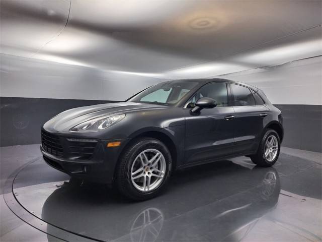 2017 Porsche Macan  AWD photo