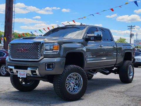 2017 GMC Sierra 2500HD Denali 4WD photo