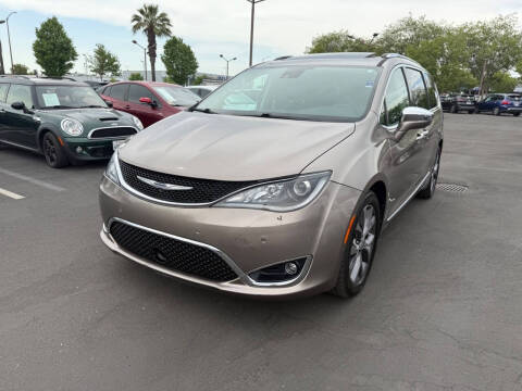 2017 Chrysler Pacifica Minivan Limited FWD photo