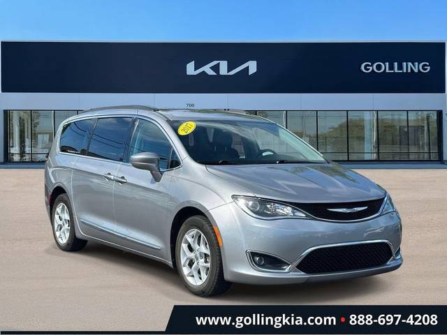 2017 Chrysler Pacifica Minivan Touring-L FWD photo