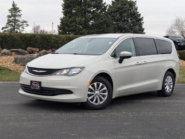 2017 Chrysler Pacifica Minivan Touring FWD photo